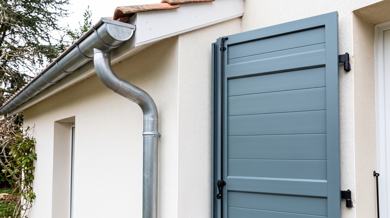 Gouttière en zinc et volets aluminium peints avec des produits Delzongle